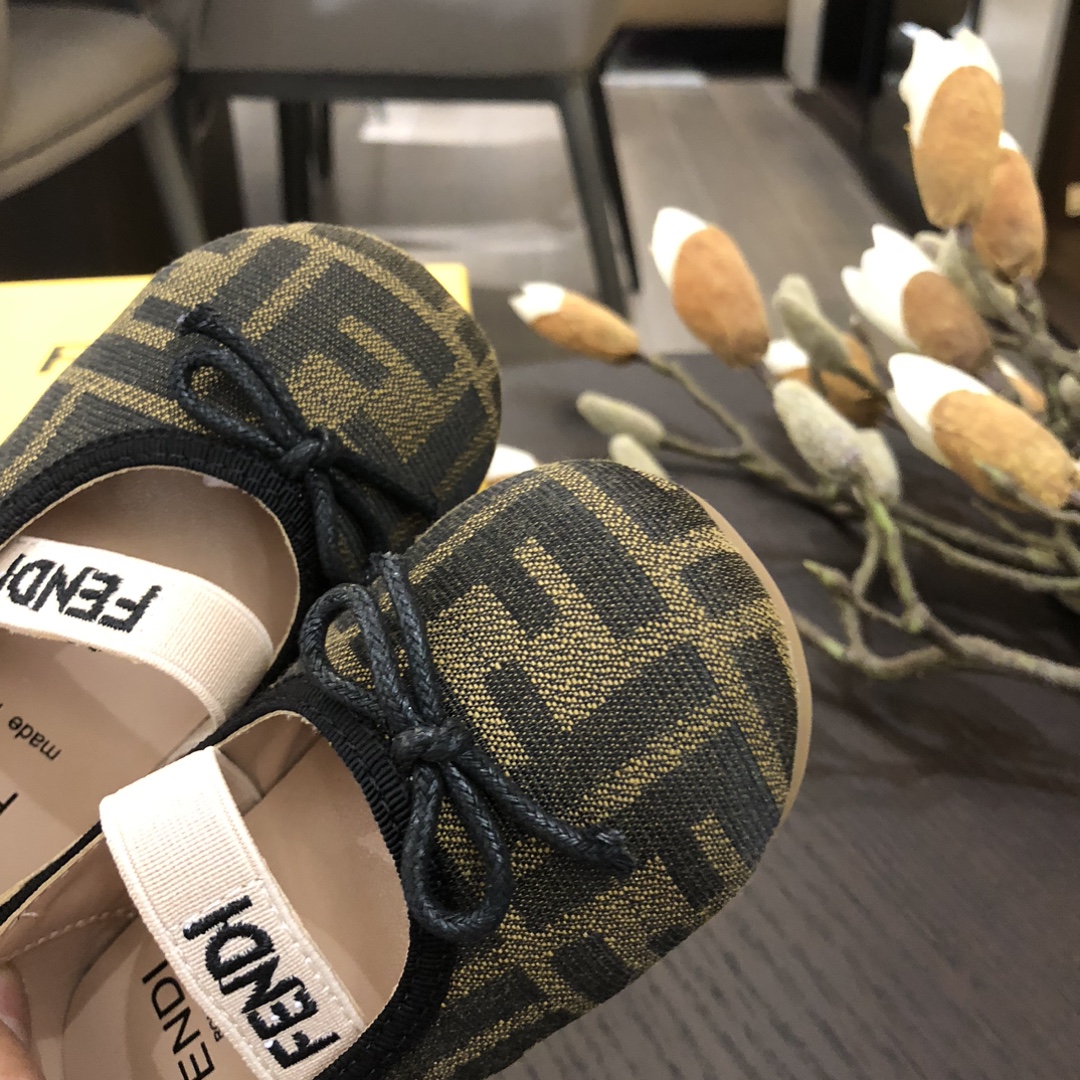 Children's shoes child